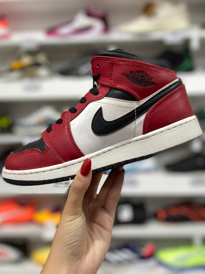 Air Jordan 1 Mid Chicago