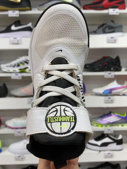 Nike Team Hustle D 9