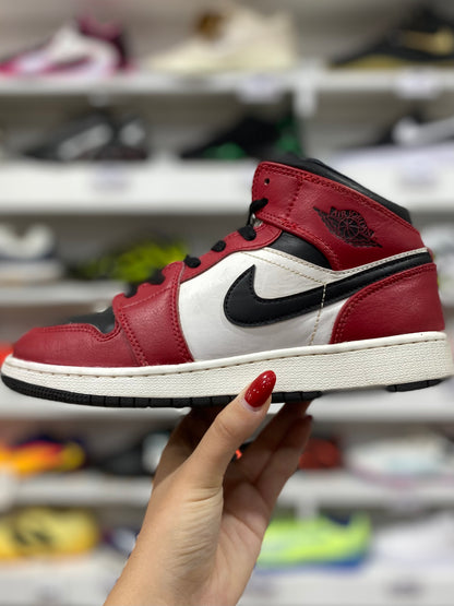 Air Jordan 1 Mid Chicago