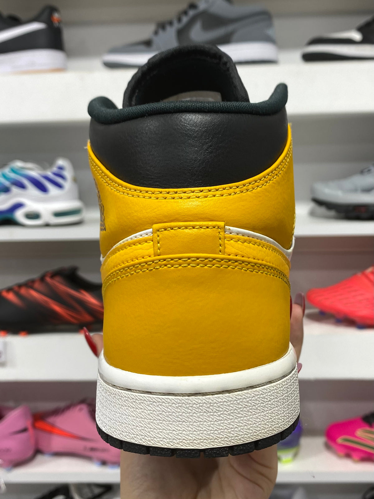 Air Jordan 1 Mid "University Gold"