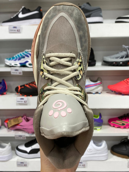 Nike Kyrie Infinity camo paw taupe
